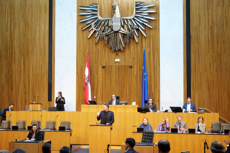 Am Redner:innenpult: Nationalratsabgeordneter Mario Lindner (SPÖ)