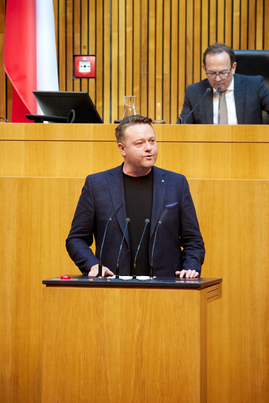 Am Redner:innenpult: Nationalratsabgeordneter Mario Lindner (SPÖ)