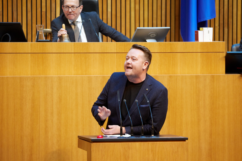 Am Redner:innenpult: Nationalratsabgeordneter Mario Lindner (SPÖ)