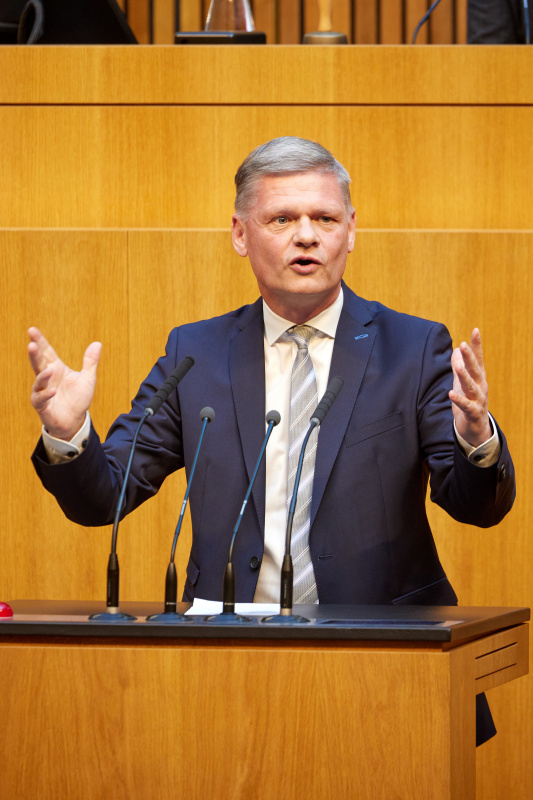 Am Redner:innenpult: Nationalratsabgeordneter Andreas Hanger (ÖVP)