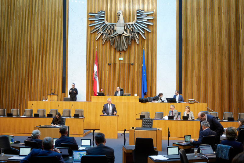 Am Redner:innenpult: Nationalratsabgeordneter Maximilian Linder (FPÖ)