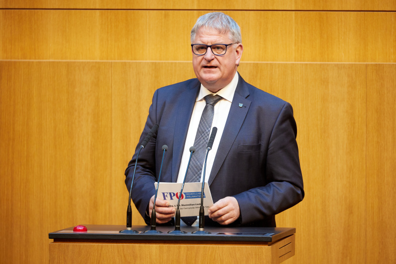 Am Redner:innenpult: Nationalratsabgeordneter Maximilian Linder (FPÖ)
