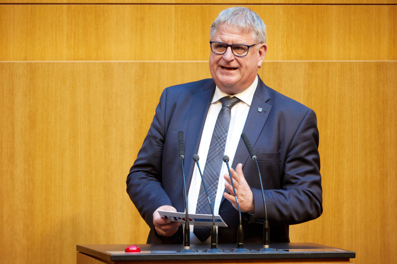 Am Redner:innenpult: Nationalratsabgeordneter Maximilian Linder (FPÖ)