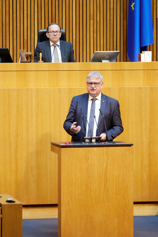 Am Redner:innenpult: Nationalratsabgeordneter Maximilian Linder (FPÖ)