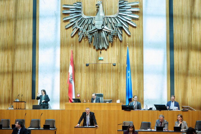 Am Redner:innenpult: Nationalratsabgeordneter Michael Oberlechner (FPÖ)