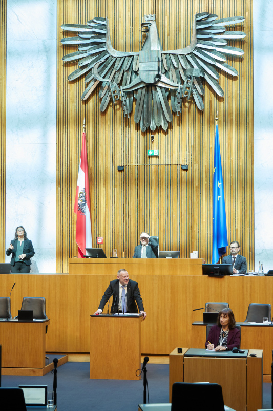 Am Redner:innenpult: Nationalratsabgeordneter Michael Oberlechner (FPÖ)