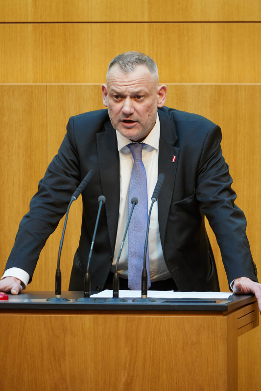 Am Redner:innenpult: Nationalratsabgeordneter Michael Oberlechner (FPÖ)