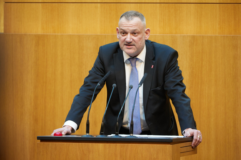 Am Redner:innenpult: Nationalratsabgeordneter Michael Oberlechner (FPÖ)