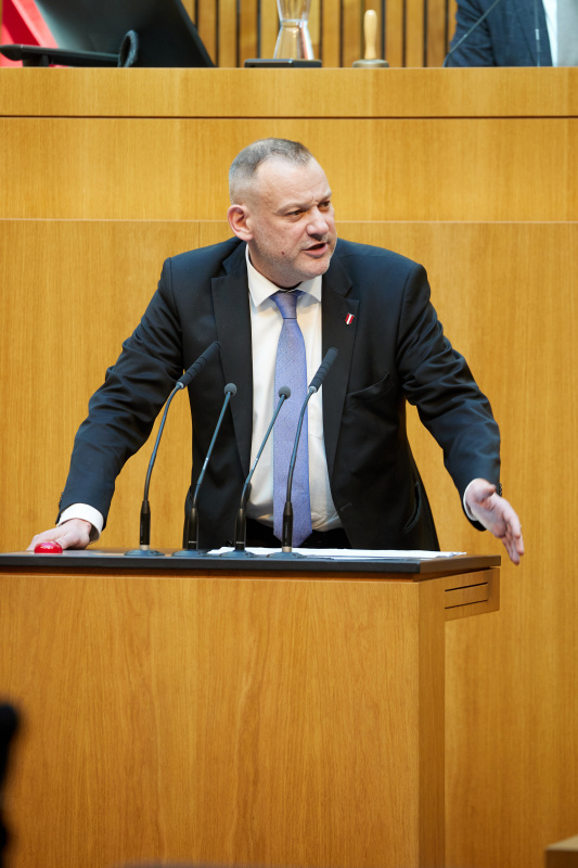 Am Redner:innenpult: Nationalratsabgeordneter Michael Oberlechner (FPÖ)