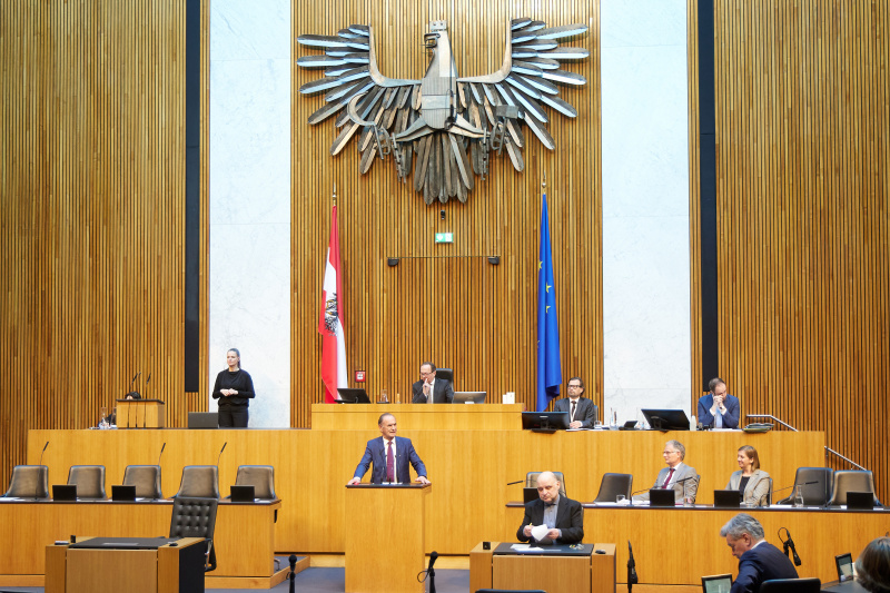 Am Redner:innenpult: Nationalratsabgeordneter Gabriel Obernosterer (ÖVP)