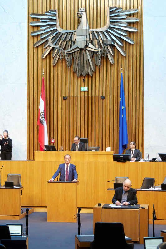 Am Redner:innenpult: Nationalratsabgeordneter Gabriel Obernosterer (ÖVP)