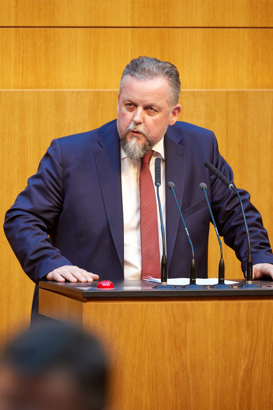 Am Redner:innenpult: Nationalratsabgeordneter Peter Manfred Harrer (SPÖ)