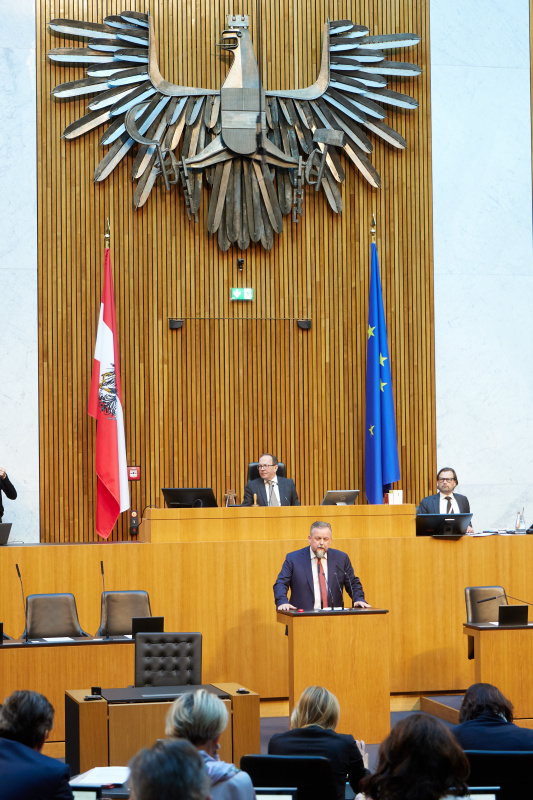 Am Redner:innenpult: Nationalratsabgeordneter Peter Manfred Harrer (SPÖ)