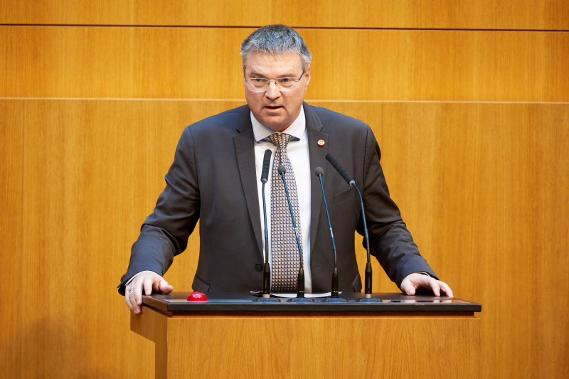 Am Redner:innenpult: Nationalratsabgeordneter Wolfgang Kocevar SPÖ)