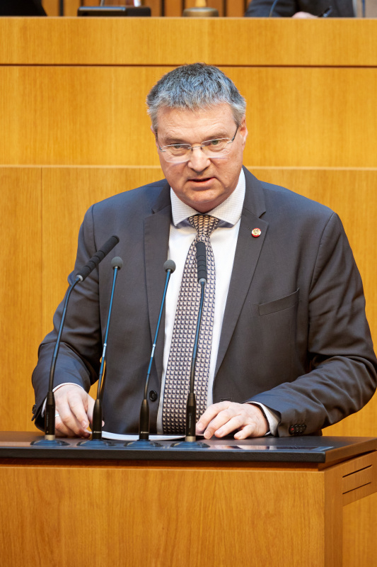 Am Redner:innenpult: Nationalratsabgeordneter Wolfgang Kocevar SPÖ)