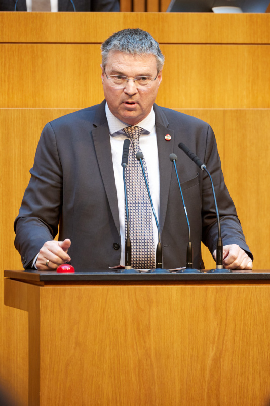 Am Redner:innenpult: Nationalratsabgeordneter Wolfgang Kocevar SPÖ)