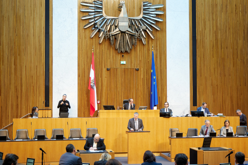 Am Redner:innenpult: Nationalratsabgeordneter Wolfgang Kocevar SPÖ)