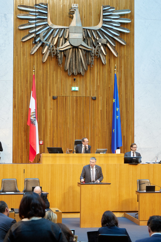 Am Redner:innenpult: Nationalratsabgeordneter Wolfgang Kocevar SPÖ)