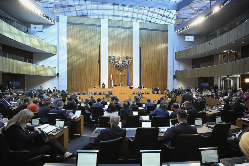 Fragenbeantwortung durch Bundeskanzler Christian Stocker (ÖVP). Blick Richtung Sitzungsteilnehmer:innen