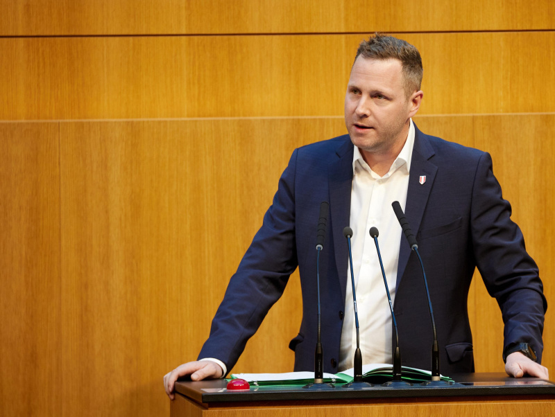 Am Redner:innenpult Nationalratsabgeordneter Michael Schnedlitz (FPÖ)  