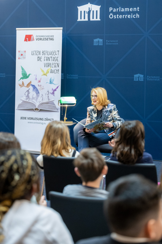 Dritte Nationalratspräsidentin Doris Bures (SPÖ) liest Kindern aus einem Buch vor