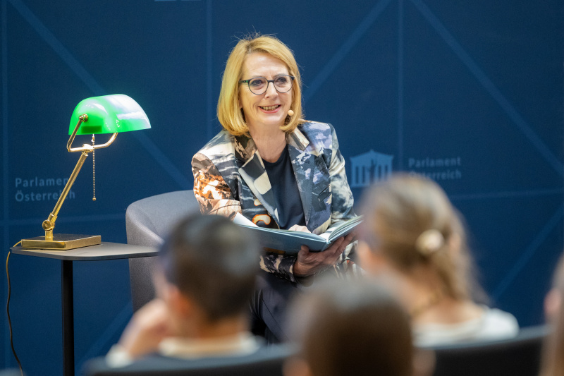 Dritte Nationalratspräsidentin Doris Bures (SPÖ) liest Kindern aus einem Buch vor
