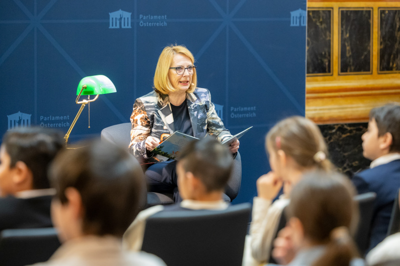 Dritte Nationalratspräsidentin Doris Bures (SPÖ) liest Kindern aus einem Buch vor