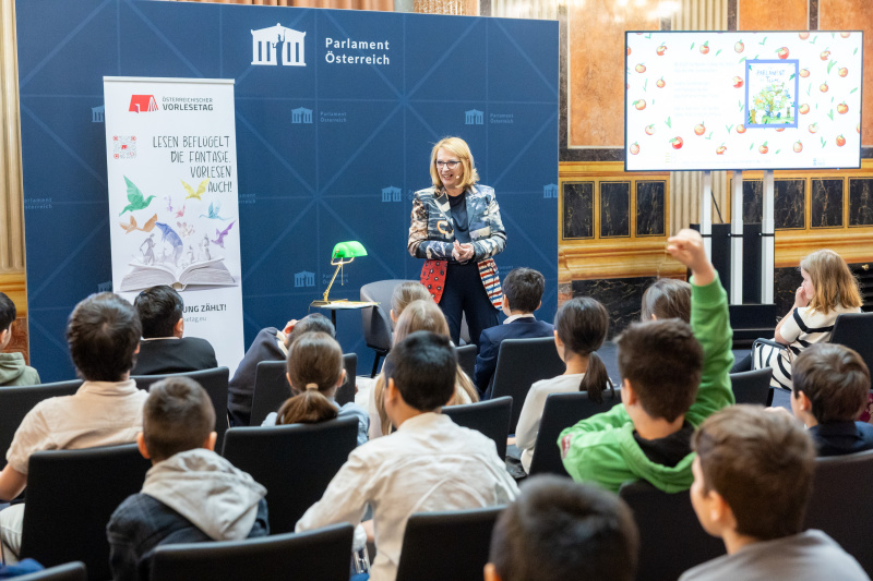 Dritte Nationalratspräsidentin Doris Bures (SPÖ) im Gespräch mit Kindern