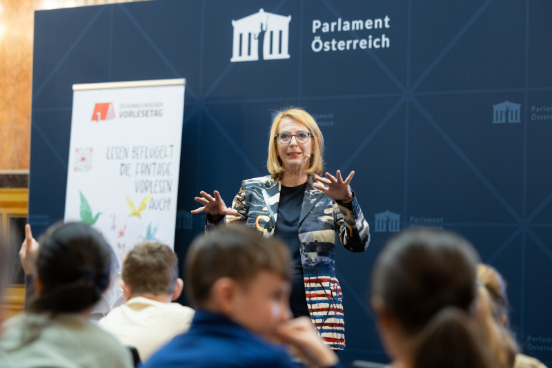 Dritte Nationalratspräsidentin Doris Bures (SPÖ) im Gespräch mit Kindern