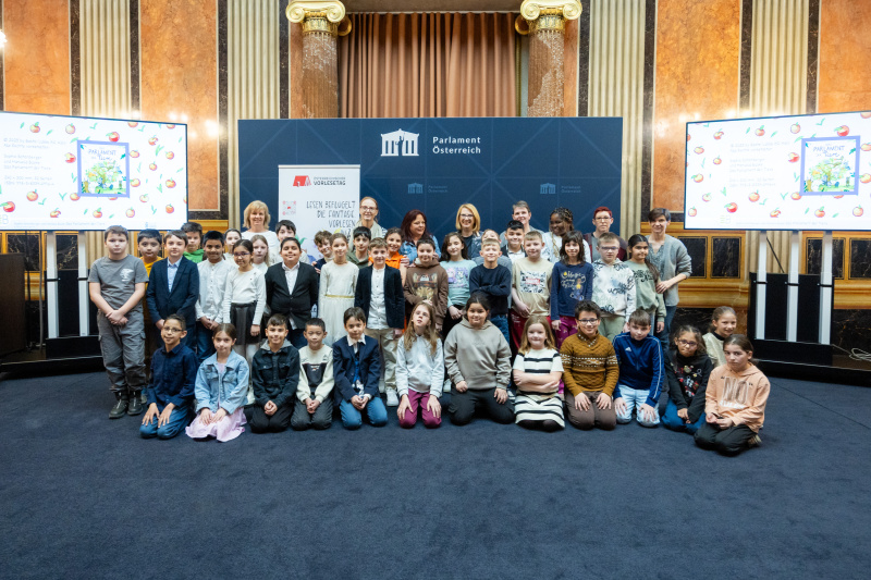 Gruppenfoto mit Volksschulkindern und der Dritten Nationalratspräsidentin Doris Bures (SPÖ)