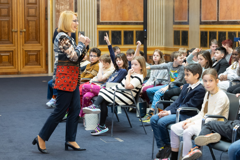 Dritte Nationalratspräsidentin Doris Bures (SPÖ) im Gespräch mit Kindern
