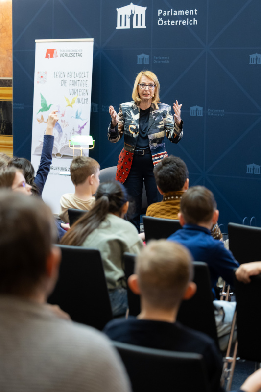 Dritte Nationalratspräsidentin Doris Bures (SPÖ) im Gespräch mit Kindern