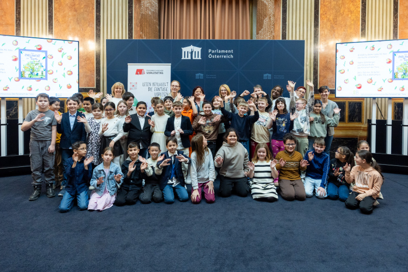 Gruppenfoto mit Volksschulkindern und der Dritten Nationalratspräsidentin Doris Bures (SPÖ)