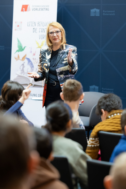 Dritte Nationalratspräsidentin Doris Bures (SPÖ) im Gespräch mit Kindern