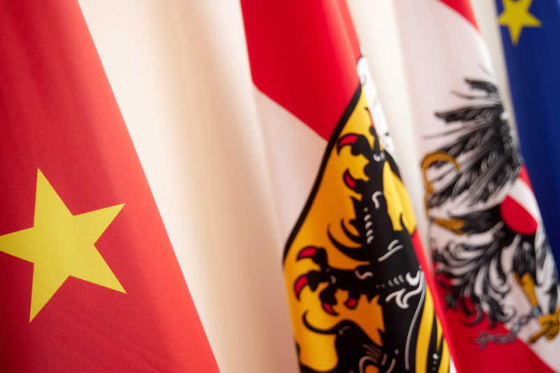 Chinesische Flagge, Salzburger Flagge, Österreichische Flagge, EU Flagge