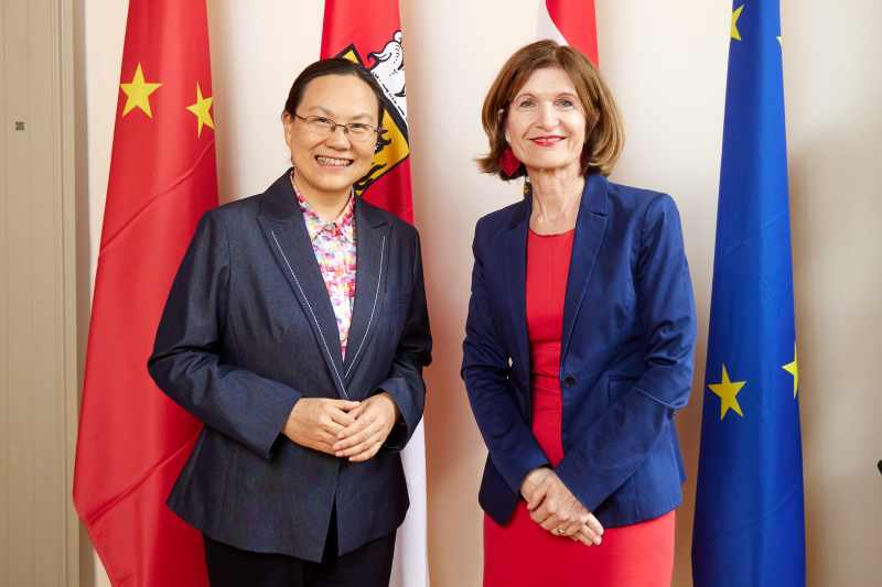 Fahnenfoto. Von rechts: Bundesratspräsidentin Andrea Eder-Gitschthaler (ÖVP), Botschafterin der Volksrepublik China in der Republik Österreich Qi Mei