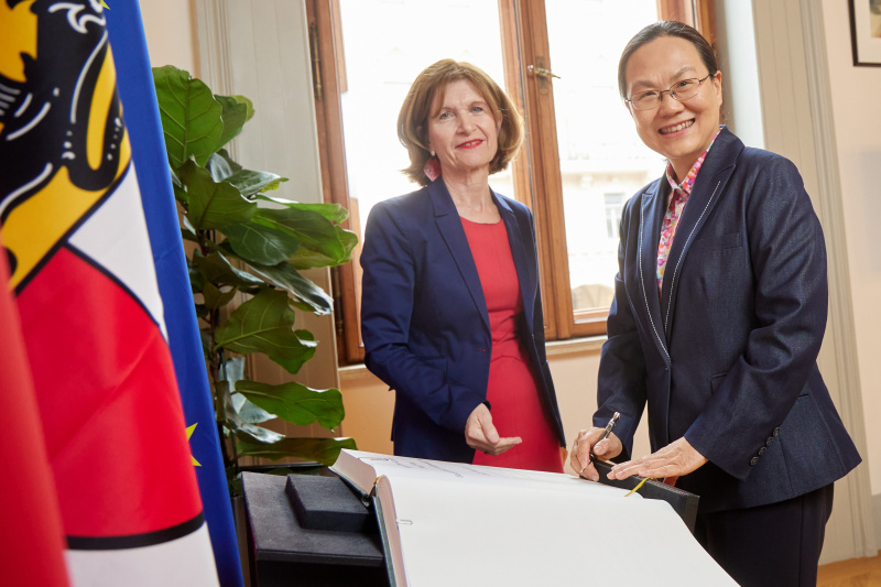 Gästebucheintrag. Von links: Bundesratspräsidentin Andrea Eder-Gitschthaler (ÖVP), Botschafterin der Volksrepublik China in der Republik Österreich Qi Mei