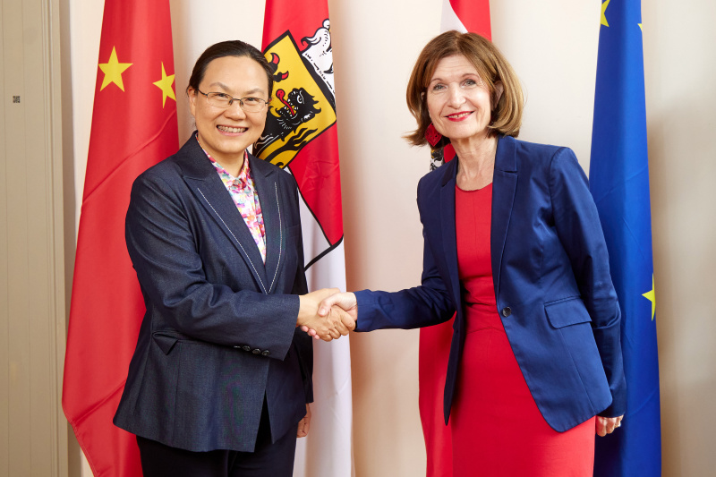 Fahnenfoto. Von rechts: Bundesratspräsidentin Andrea Eder-Gitschthaler (ÖVP), Botschafterin der Volksrepublik China in der Republik Österreich Qi Mei