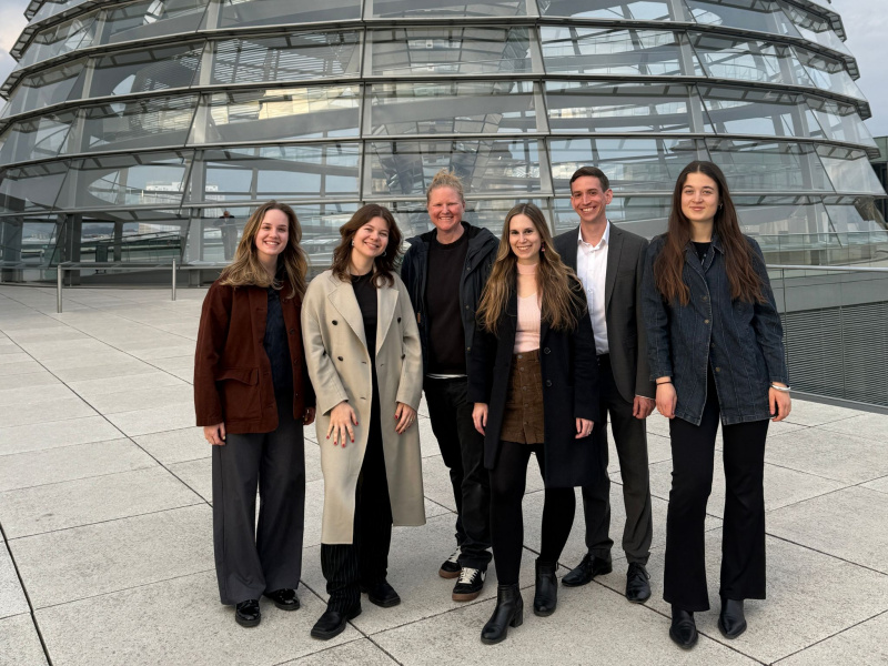Von links: Laura Lugmair - Newsroom Parlamentsdirektion, Viktoria Nedwed - Newsroom Parlamentsdirektion, Laura Schnurre - Soziale Medien Deutscher Bundestag, Tamara Vogel - Soziale Medien Deutscher Bundestag, Josef Schreiber - Soziale Medien Bayerischer Landtag, Lilli S. - Soziale Medien Deutscher Bundestag