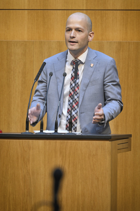 Am Redner:innenpult: Nationalratsabgeordneter Michael Schilchegger (FPÖ)