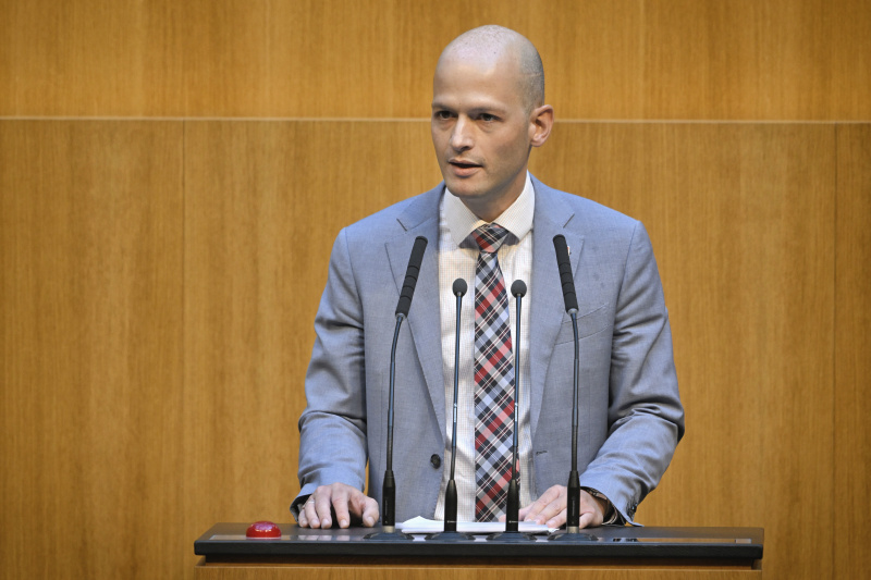 Am Redner:innenpult: Nationalratsabgeordneter Michael Schilchegger (FPÖ)