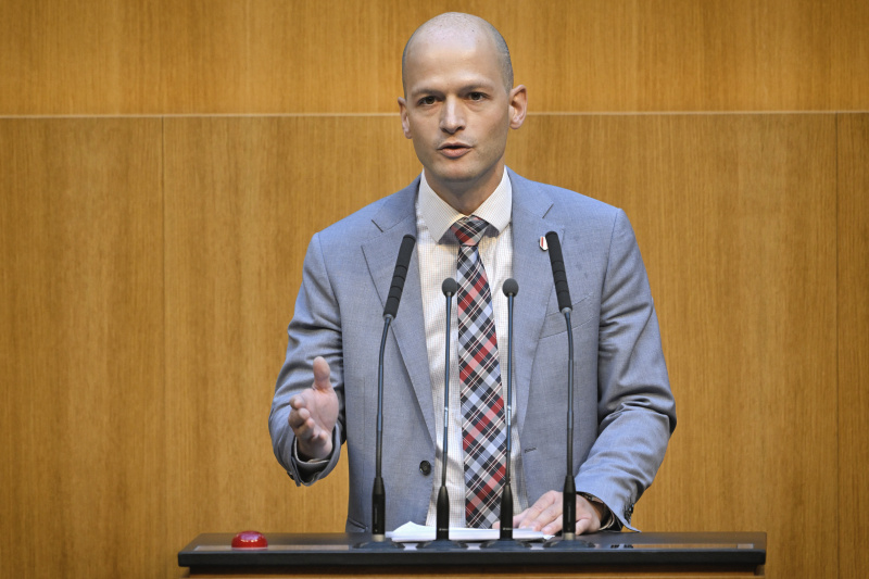 Am Redner:innenpult: Nationalratsabgeordneter Michael Schilchegger (FPÖ)