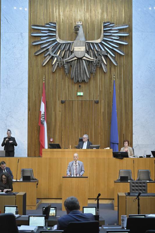 Am Redner:innenpult: Nationalratsabgeordneter Michael Schilchegger (FPÖ)