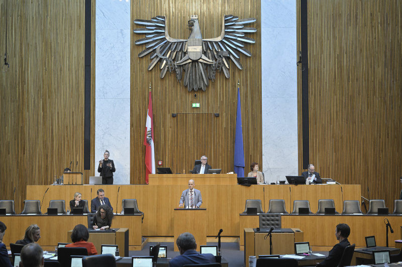 Am Redner:innenpult: Nationalratsabgeordneter Michael Schilchegger (FPÖ)