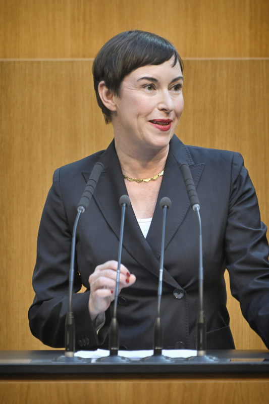 Am Redner:innenpult: Nationalratsabgeordnete Henrike Brandstötter (NEOS)