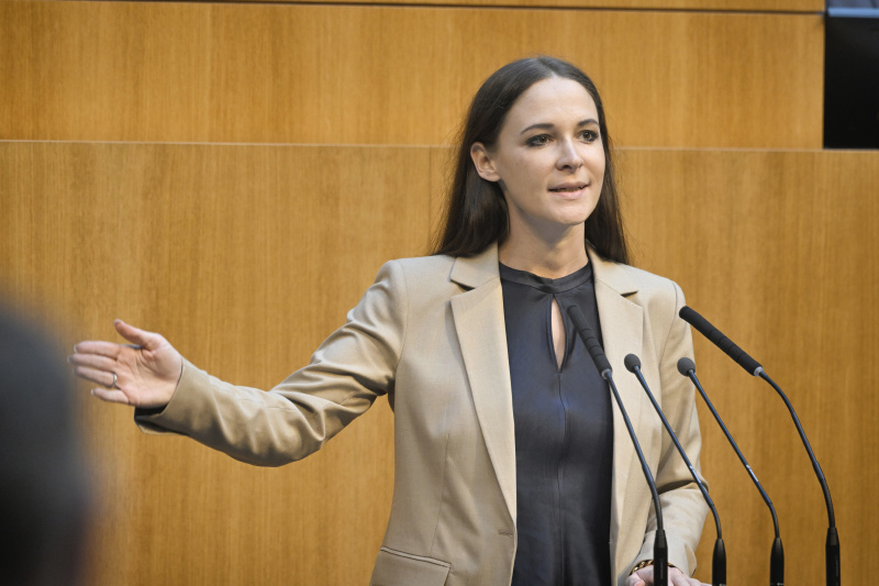 Am Redner:innenpult: Nationalratsabgeordnete Lisa Schuch-Gubik (FPÖ)