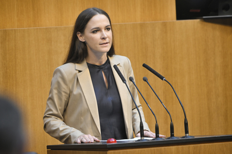 Am Redner:innenpult: Nationalratsabgeordnete Lisa Schuch-Gubik (FPÖ)