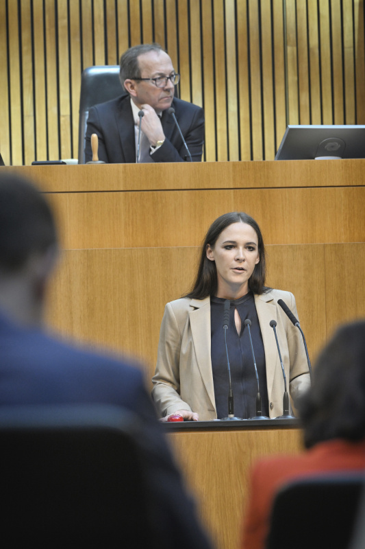 Am Redner:innenpult: Nationalratsabgeordnete Lisa Schuch-Gubik (FPÖ)