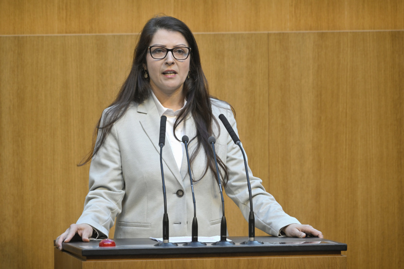 Am Redner:innenpult: Nationalratsabgeordnete Muna Duzdar (SPÖ)