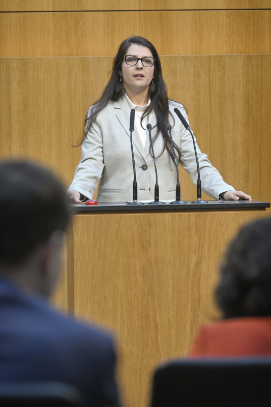 Am Redner:innenpult: Nationalratsabgeordnete Muna Duzdar (SPÖ)